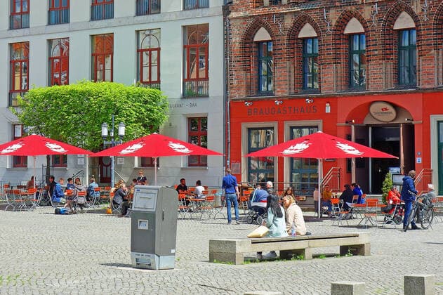 Marktplatz Greifswald. Viele Bürger der Hansestadt Greifswald und den Umland genießen die neu gewonnene Freiheit. 24.05.2021 Greifswald (Lockdown)