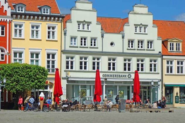Marktplatz Greifswald. Viele Bürger der Hansestadt Greifswald und den Umland genießen die neu gewonnene Freiheit. 24.05.2021 Greifswald (Lockdown)