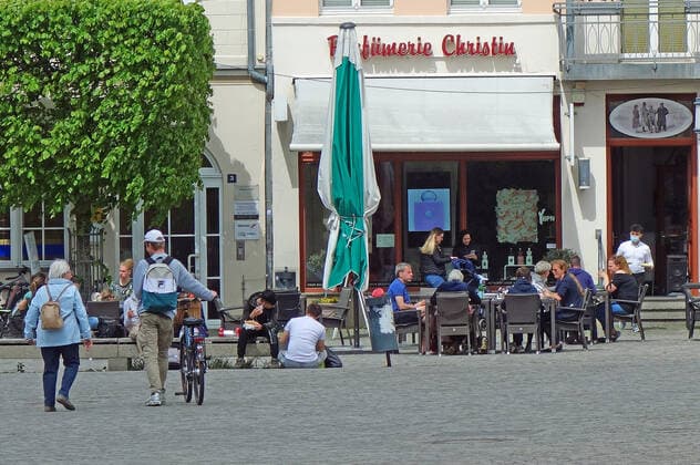Marktplatz Greifswald. Viele Bürger der Hansestadt Greifswald und den Umland genießen die neu gewonnene Freiheit. 24.05.2021 Greifswald (Lockdown)
