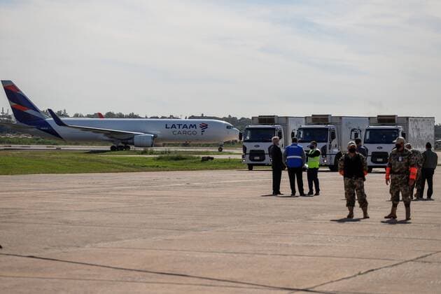 A picture taken from the arrival of the Latam plane with a shipment of 250,000 doses of Pfizer vaccine against covid-19, at the Silvio Pettirossi International Airport, in Luque, Paraguay, 24 May 2021. Paraguay eased the vaccine shortage on Monday, which led to the partial suspension of immunizations, with the arrival of 250,000 biologicals from the United Arab Emirates, the day the Government announced a pre-contract for one million doses with the multinational Pfizer. EFE Nathalia Aguilar Paraguay breathes with some relief after the arrival of 250,000 vaccines !ACHTUNG: NUR REDAKTIONELLE NUTZUNG! Copyright: xNathaliaxAguilarx AME287 20210524-637574940711095969