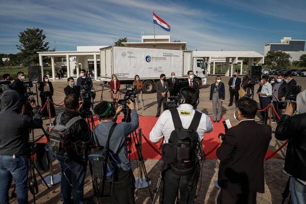 Federico Gonzalez, Minister Advisor for Strategic Affairs to the Presidency of the Republic, speaks with media after receives the Latam plane with a shipment of 250,000 doses of Pfizer s vaccine against covid-19, at the Silvio Pettirossi International Airport, in Luque, Paraguay, 24 May 2021. Paraguay eased the vaccine shortage on Monday, which led to the partial suspension of immunizations, with the arrival of 250,000 biologicals from the United Arab Emirates, the day the Government announced a pre-contract for one million doses with the multinational Pfizer. EFE Nathalia Aguilar Paraguay breathes with some relief after the arrival of 250,000 vaccines !ACHTUNG: NUR REDAKTIONELLE NUTZUNG! Copyright: xNathaliaxAguilarx AME297 20210524-637574940722814884