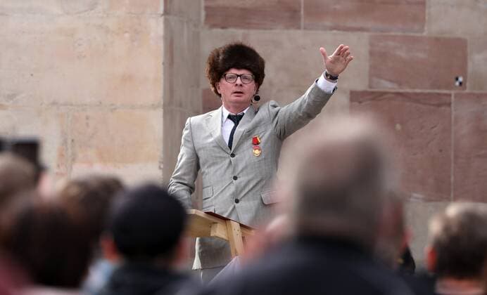 Schmalkalden - Demo 24.05.2021 , Schmalkalden, auf dem Altmarkt findet eine Demonstration von Der neue schmalkaldische Bund statt, unter dem Motto Wir ziehen Resümee - ca. 500 Teilnehmer waren vor Ort im Bild: Kabarettist Uwe Steimle, er tritt als Erich Honecker auf *** Schmalkalden demonstration 24 05 2021, Schmalkalden, on the old market a demonstration of the new Schmalkaldische federation takes place, under the slogan we draw résumé approx. 500 participants were locally in the picture Kabarettist Uwe Steimle, it occurs as Erich Honecker