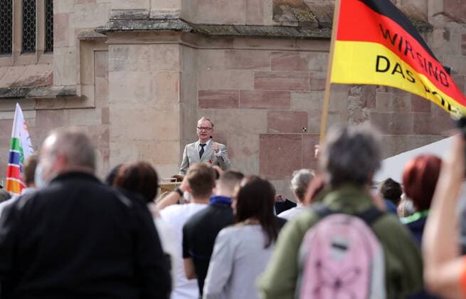 News Themen der Woche KW21 News Bilder des Tages Schmalkalden - Demo 24.05.2021 , Schmalkalden, auf dem Altmarkt findet eine Demonstration von Der neue schmalkaldische Bund statt, unter dem Motto Wir ziehen Resümee - ca. 500 Teilnehmer waren vor Ort im Bild: Kabarettist Uwe Steimle, er tritt als Erich Honecker auf *** Schmalkalden demonstration 24 05 2021, Schmalkalden, on the old market a demonstration of the new Schmalkaldische federation takes place, under the slogan we draw résumé approx. 500 participants were locally in the picture Kabarettist Uwe Steimle, it occurs as Erich Honecker