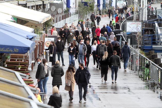 Die wiedereröffnete Gastronomie lockte trotz des schlechten Wetters wieder viele Menschen zum Rheinufer und den Restaurants der Kasematten auf der Uferpromenade am Rhein in Düsseldorf, Nordrhein Westfalen, Deutschland