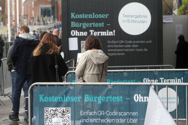 Andrang von Personen, die in einem Container Testzentrum den Kasematten am Rheinufer in Düsseldorf einen kostenlosen Corona Schnelltest vornehmen lassen wollen, Nordrhein Westfalen, Deutschland