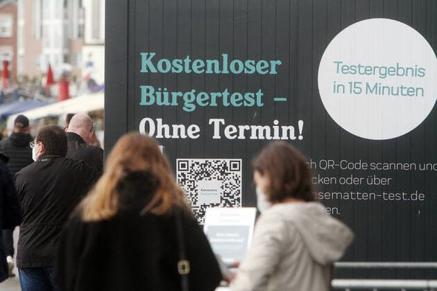 Andrang von Personen, die in einem Container Testzentrum den Kasematten am Rheinufer in Düsseldorf einen kostenlosen Corona Schnelltest vornehmen lassen wollen, Nordrhein Westfalen, Deutschland