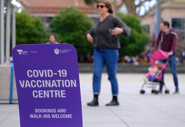 VICTORIA CORONAVIRUS COVID19, People line up to get vaccinated for Covid-19 outside the Royal Exhibition Building in Carlton, Melbourne, Tuesday, May 25, 2021. ( NO ARCHIVING, EDITORIAL USE ONLY, NO USE IN BOOKS WITHOUT CONSENT Melbourne VIC AUSTRALIA  Copyright: xLUISxASCUIx 20210525001544997783