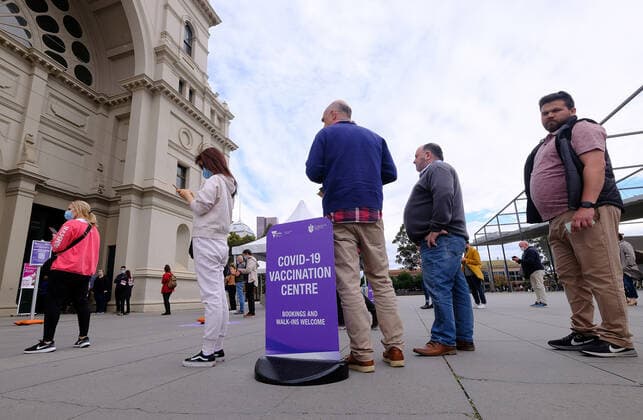 VICTORIA CORONAVIRUS COVID19, People line up to get vaccinated for Covid-19 outside the Royal Exhibition Building in Carlton, Melbourne, Tuesday, May 25, 2021. ( NO ARCHIVING, EDITORIAL USE ONLY, NO USE IN BOOKS WITHOUT CONSENT Melbourne VIC AUSTRALIA  Copyright: xLUISxASCUIx 20210525001544997801
