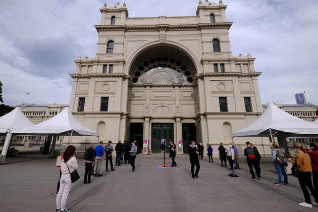 VICTORIA CORONAVIRUS COVID19, People line up to get vaccinated for Covid-19 outside the Royal Exhibition Building in Carlton, Melbourne, Tuesday, May 25, 2021. ( NO ARCHIVING, EDITORIAL USE ONLY, NO USE IN BOOKS WITHOUT CONSENT Melbourne VIC AUSTRALIA  Copyright: xLUISxASCUIx 20210525001544997819