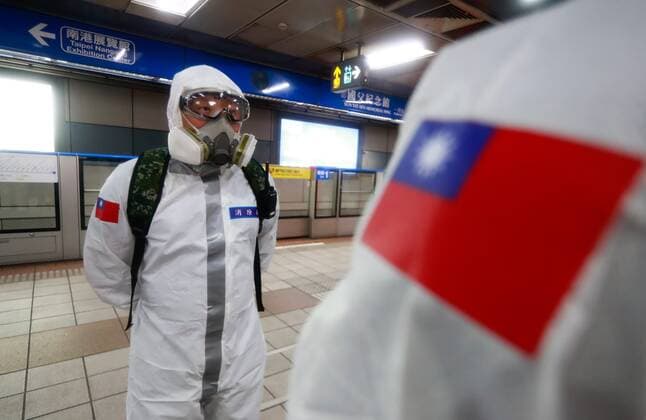 May 25, 2021, Taioei, Taipei, Taiwan: Military officers disinfect Sun Yat Sen Memorial Hall station in Taipei, following a continuous rise in the number of domestic Covid-19 cases, with a nationwide Level 3 Covid-19 alert being extended to 14 June 2021. Taiwan reported 281 new domestic cases and 261 adjusted domestic cases on 25 May, according to Taiwan Center for Disease Control. Taioei Taiwan - ZUMAs313 20210525_zip_s313_001 Copyright: xDanielxCengxShou-Yix