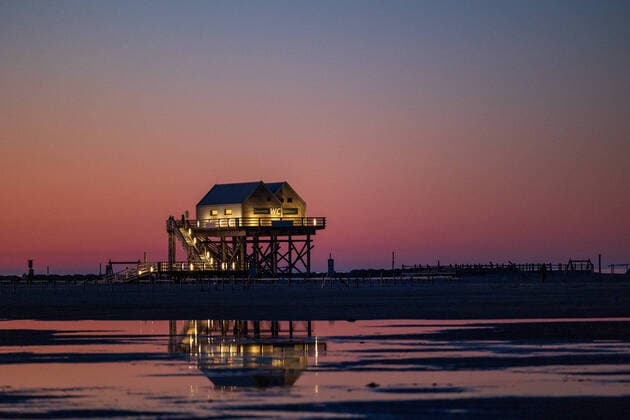 02.03.21, Deutschland, Nordfriesland, Sankt Peter-Ording, Pfahlbau in der blauen Stunde an der Nordsee *** 02 03 21, Germany, North Frisia, Sankt Peter Ording, pile dwelling in the blue hour at the North Sea