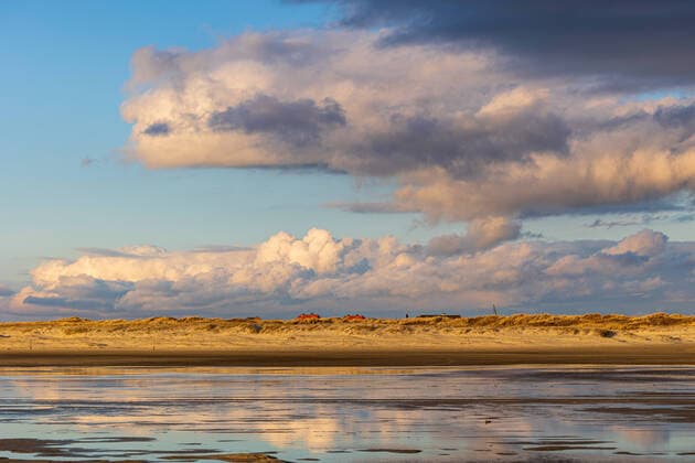 19.03.2021, Deutschland, Nordfriesland, St. Peter-Ording, Wolkenhimmel über Düne und Strand an der Nordsee *** 19 03 2021, Germany, North Frisia, St Peter Ording, cloudy sky over dune and beach at the North Sea