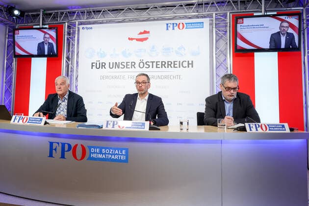 20210525 Press conference of FPOe News and preview of the special session of the National Council VIENNA, AUSTRIA - MAY 25: 20210525 Press conference of FPOe News and preview of the special session of the National Council, Member of the National Council and club chairman Herbert Kickl (FPOe) and press spokeperson at Press conference - of FPOe News and preview of the special session of the National Council at FPOe-Media Center on May 25, 2021 in Vienna, Austria. 210525_SEPA_10_027 Copyright: xMichaelxIndrax SEPAxMedia