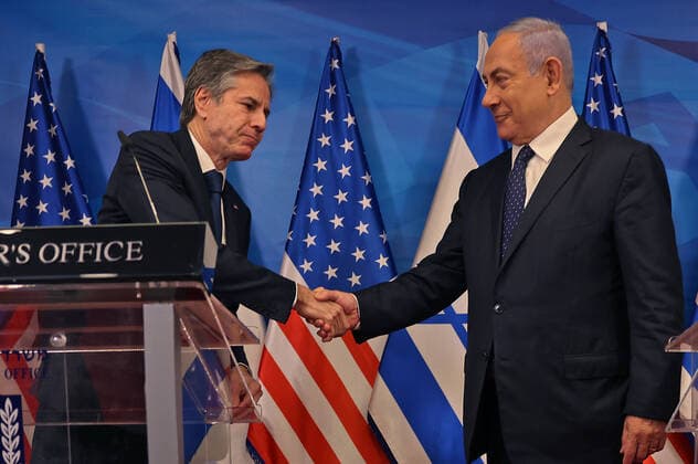Bilder des Jahres 2021, News 05 Mai News Themen der Woche KW21 News Bilder des Tages Israeli Prime Minister Benjamin Netanyahu (R) and U.S. Secretary of State Anthony Blinken shake hands during a joint press conference in Jerusalem on May 25, 2021, days after an Egypt-brokered truce halted fighting between the Jewish state and the Gaza Strip s rulers Hamas. Pool  JERX20210525101 MENAHEMxKAHANA