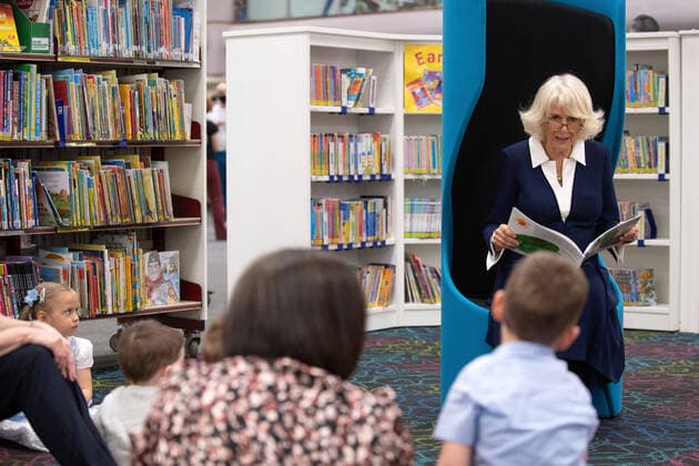 Bilder des Jahres 2021, Entertainment 05 Mai Entertainment Bilder des Tages . 25 05 2021. Coventry, United Kingdom. Camilla, Duchess of Cornwall, during a visit to Coventry Central Library, United Kingdom.  xPoolx xi-Imagesx IIM-22205-0006