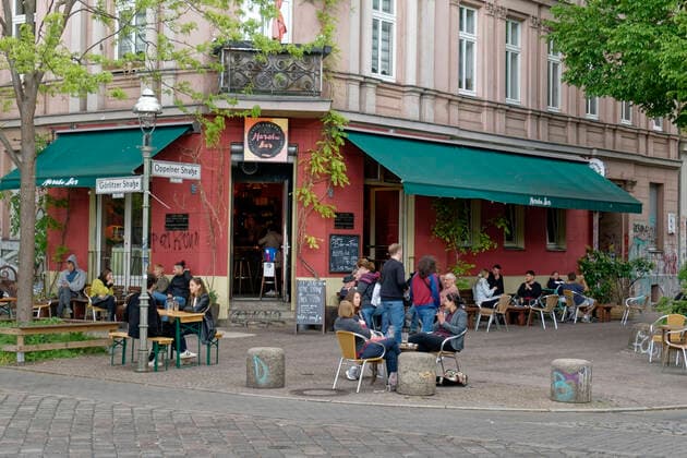 Aussengastromie Berlin im Mai 2021 wieder geöffnet nach Corona-Lockdown, Marabu Bar , Berlin-Kreuzberg Aussengastromie Berlin im Mai 2021 wieder geöffnet nach Corona-Lockdown, Marabu Bar , Berlin-Kreuzberg