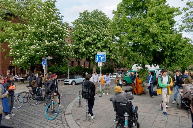 Strassenmusiker am Landwehrkanal, Menschenmenge, Berlin Strassenmusiker am Landwehrkanal, Paul-Linke-Ufer, Menschenmenge, Berlin