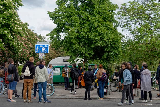 Strassenmusiker am Landwehrkanal, Menschenmenge, Berlin Strassenmusiker am Landwehrkanal, Paul-Linke-Ufer, Menschenmenge, Berlin