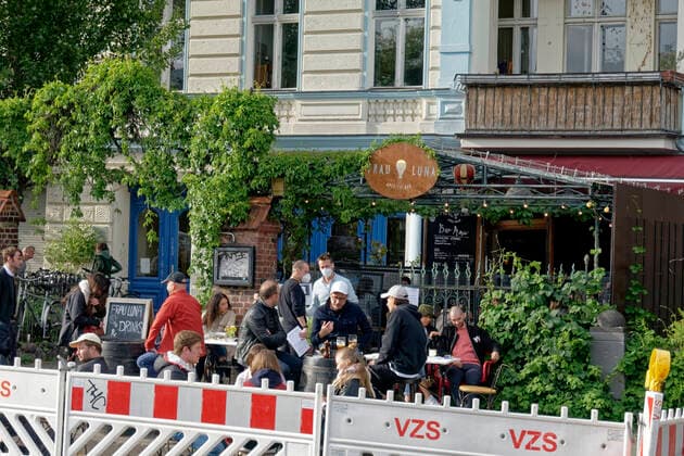 Nach Lockdwon geöffnete Aussengastronomie am Landwehrkanal, Paul-Linke-Ufer, Menschenmenge, Berlin Nach Lockdwon geöffnete Aussengastronomie am Landwehrkanal, Paul-Linke-Ufer, Menschenmenge, Berlin