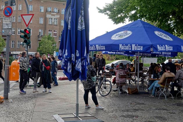 Nach Lockdwon geöffnete Aussengastronomie am Landwehrkanal, Ankerklause, Maybachufer, Menschenmenge, Berlin Nach Lockdwon geöffnete Aussengastronomie am Landwehrkanal, Ankerklause, Menschenmenge, Berlin
