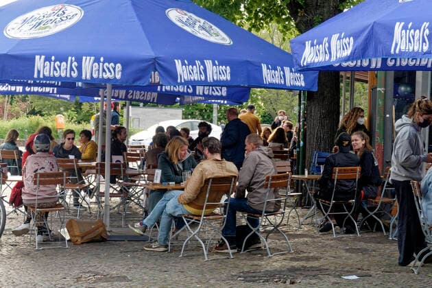 News Bilder des Tages Nach Lockdwon geöffnete Aussengastronomie am Landwehrkanal, Ankerklause, Maybachufer, Menschenmenge, Berlin Nach Lockdwon geöffnete Aussengastronomie am Landwehrkanal, Ankerklause, Menschenmenge, Berlin