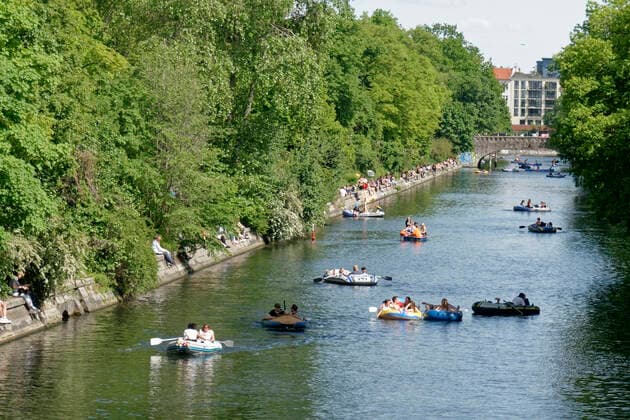 Landwehrkanal im Frühling, Berlin, Kreuzberg Schlauchboote auf dem Landwehrkanal im Frühling, Berlin, Kreuzberg