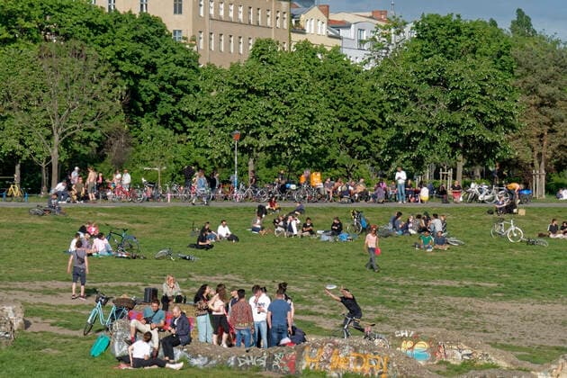 Görlitzer Park im Frühling, Kreuzberg, Berlin Görlitzer Park, junge Leute auf Wiese, Kreuzberg, Berlin