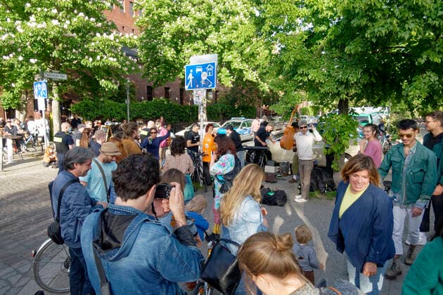 Strassenmusiker am Landwehrkanal, Menschenmenge, Berlin Strassenmusiker am Landwehrkanal, Paul-Linke-Ufer, Menschenmenge, Polizeikontrolle , Berlin