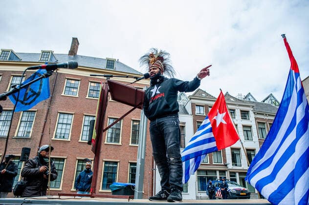 Demonstration In Solidarity With Free West Papua Organized In The Hague The organization Free West Papua Campaign Nederland in collaboration with Extinction Rebellion held a demonstration in front of the House of the Parliament, in The Hague for the recognition of the perspective and sovereignty of Indigenous peoples worldwide. In West Papua, families and their children are being displaced from their Villages because of Indonesia s military operations in the area. During the demonstration, they offered a letter to politicians calling on them to listen to Indigenous voices, on May 25th, 2021. The Hague South Holland Netherlands arroyofernandez-demonstr210525_npxpN  Copyright: xRomyxArroyoxFernandezx