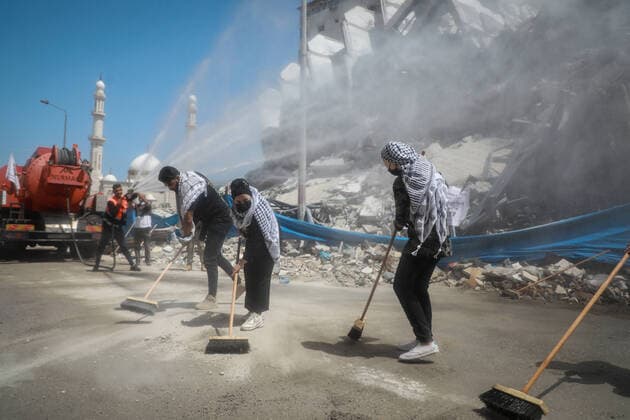 Bilder des Jahres 2021, News 05 Mai Aftermath of Palestine Israel Conflict Palestinian volunteers and municipal workers clear the rubble of buildings, recently destroyed by Israeli strikes, in Gaza City s Rimal district on May 25, 2021. Gaza Palestine fathi-notitle210525_npO3K  Copyright: xMajdixFathix