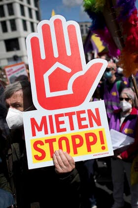 Mietendemo DEU, Deutschland, Germany, Berlin, 23.05.2021 Demonstranten mit Schild Mieten Stopp auf der Demonstration von Mieterorganisationen und politischen Initiativen gegen hohe steigende Mieten, teure Modernisierungen, Gentrifizierung und Zwangsraeumungen unter dem Motto Gegen Mietenwahnsinn Jetzt Erst Recht, Gegen Verdraengung und Mieten Wahnsinn stoppen Mietenwahnsinn, in Berlin. Durch die COVID-19-Pandemie Coronakrise hat sich diese Krise dramatisch verschaerft. Demo fuer die Unterstuetzung der Kampagne Deutsche Wohnen und CO Enteignen. en: Protesters with poster Rents Stop Mieten Stopp during a demonstration ot tenants rights organization representatives and activists demonstrate against rent increases and gentrification, under t