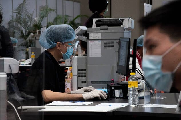 May 25, 2021, Bangkok, Thailand: A health worker checks information of aircrew members and employees of commercial airlines at Siam Paragon shopping mall in Bangkok. Bangkok Thailand - ZUMAs197 20210525_zaa_s197_050 Copyright: xPeeraponxBoonyakiatx