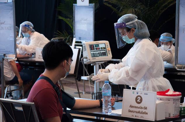 May 25, 2021, Bangkok, Thailand: A man s blood pressure being measured before receiving a shot of Sinovac vaccine during vaccination against COVID-19 coronavirus disease for aircrew members and employees of commercial airlines at Siam Paragon shopping mall in Bangkok. Bangkok Thailand - ZUMAs197 20210525_zaa_s197_054 Copyright: xPeeraponxBoonyakiatx