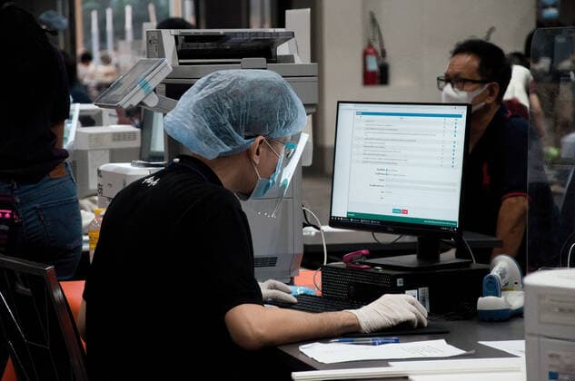 May 25, 2021, Bangkok, Thailand: A health worker checks information of aircrew members and employees of commercial airlines at Siam Paragon shopping mall in Bangkok. Bangkok Thailand - ZUMAs197 20210525_zaa_s197_056 Copyright: xPeeraponxBoonyakiatx