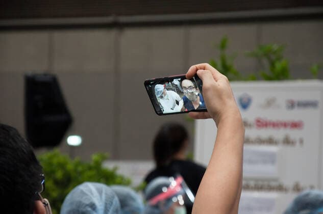May 25, 2021, Bangkok, Thailand: A man takes a selfie of himself while being administered with a dose of Sinovac vaccine during vaccination against COVID-19 coronavirus disease for aircrew members and employees of commercial airlines at Siam Paragon shopping mall in Bangkok. Bangkok Thailand - ZUMAs197 20210525_zaa_s197_064 Copyright: xPeeraponxBoonyakiatx