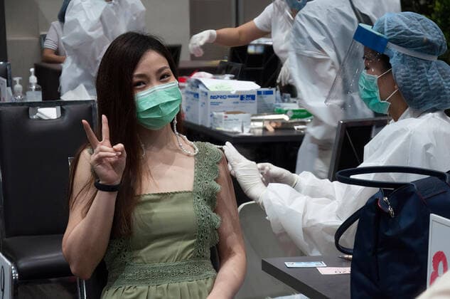 May 25, 2021, Bangkok, Thailand: A woman wearing a facemask receives a shot of Sinovac vaccine during vaccination against COVID-19 coronavirus disease for aircrew members and employees of commercial airlines at Siam Paragon shopping mall in Bangkok. Bangkok Thailand - ZUMAs197 20210525_zaa_s197_067 Copyright: xPeeraponxBoonyakiatx