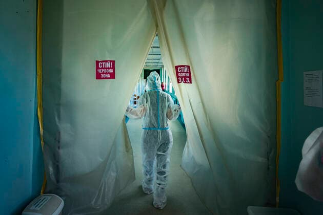 Bilder des Jahres 2021, News 05 Mai News Themen der Woche KW21 News Bilder des Tages May 25, 2021, Kiev, Kiev, Ukraine: A health worker enters in an area with covid-19 patients with extreme situation in the intensive cares area of a hospital in Kiev, Ukraine. Banners in the plastic barrier say Stop! red zone Kiev Ukraine - ZUMAa131 20210525_zap_a131_003 Copyright: xCelestinoxArcexLavinx