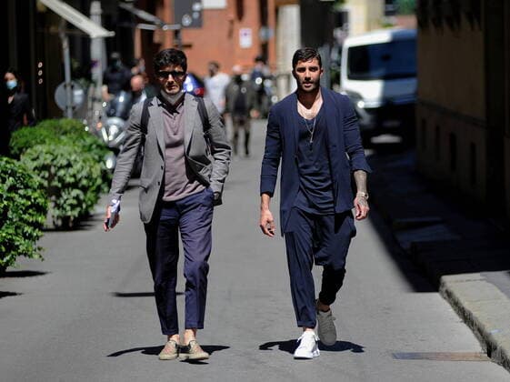 Bilder des Jahres 2021, Entertainment 05 Mai Entertainment Bilder des Tages Milan, Andrea Iannone at lunch with his girlfriend Carmen Rodriguez Andrea Iannone, after having parked his car in obvious no parking, in a stretch of via Montenapoleone used only for loading and unloading, goes to lunch with his girlfriend Carmen Rodriguez, model and former umbrella like Francesca Novello girlfriend of Valentino Rossi, and his brother. In order not to have the car taken away by the tow truck, Andrea Iannone sends his brother to move it, taking insults from the workers on the spot who had been waiting for over half an hour, then in order not to be photographed together ANDREA IANNONE goes out a minute later of his girlfriend. While walking with his brother Andrea Iannone he is stopped by a street vendor who offers him a b  Copyright: xMimmoxCarrierox xIPAx xMimmoxCarrierox