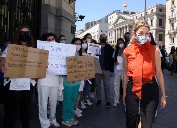 The third vice president and Minister of Labor, Yolanda Diaz meets with nurses of the demonstration in protest of the system of allocation of places for the MIR this year, on his arrival at the delivery of the Forbes Award to the best company to work, at the Westin Palace Hotel, on May 25, 2021, in Madrid (Spain). Every year, Forges elaborates his list of the 50 best companies to work for, a selection that this year acquires a strange relevance because of the pandemic, during which companies, and especially their Human Resources directors, have been challenged to implement extraordinary measures that take intoaccounttheir main asset, people. 25 MAY 2021;COMPANY;FORBES;FORBES AWARD;BEST COMPANY;ECONOMICS;HUMAN RESOURCES CÃ zaro De Luca L Copyright: xCÃ zaroxDexLucax 3735857