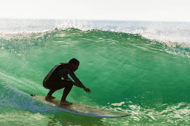 IMAGO Creative: Sport Dichotomien - Land und Wasser Long boarder surfing the waves at sunset in Portugal. Copyright: xx 19311866