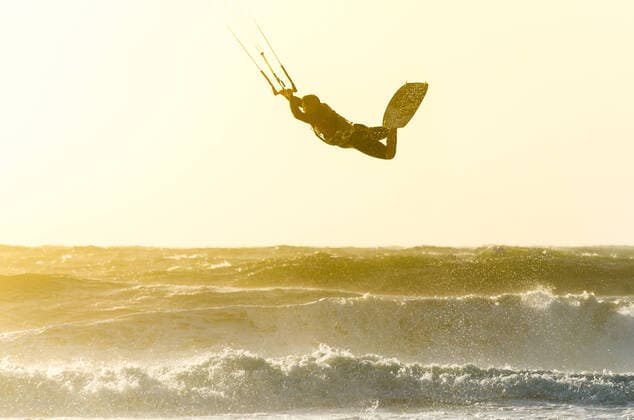 IMAGO Creative: Sport Dichotomien - Land und Wasser Kitesurfer jumping on a beautiful background of spray during the sunset. Copyright: xx 19313240