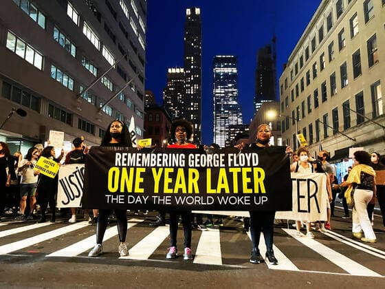 Bilder des Jahres 2021, News 05 Mai News Themen der Woche KW21 May 25, 2021, New York City, New York, USA: New York City has commemorated the first anniversary of George Floyd s death late into the evening. A demonstration from Brooklyn unfolded in Manhattan to pay tribute to Floyd who died during an arrest in Minneapolis, Minnesota after police officer Derek Chauvin, convicted of murder, weighed down on the victim for 9.29 min. The tributes took place peacefully in the presence of numerous police forces even though a patrol had to intervene after an angry motorist tried to force the passage at the end of the demonstration. A bill named the George Floyd act arrived during the day on the desk of Joe Biden who received the family of the victim whose video of the live murder had moved the whole world. Ne - ZUMAb197 20210525_znp_b197_006 Copyright: xMariexLexBlex