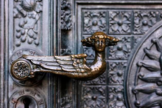 Löwenköpfe bilden die Türklopfer am Kölner Dom. Die Türgriffe werden durch einen Cherubim verkörpert. Die Türen der Kathedrale in Köln sind aus Bronze gefertigt. Das Erzbistum Köln unter Erzbischof Reiner Maria Kardinal Woelki steht seit Monaten wegen des aus Sicht von Kritikern unangemessenen Umgangs mit Kindesmissbrauch in den Reihen der katholischen Kirche in der Kritik. Kirchenaustrittstermine sind auf Monate hin ausgebucht. (Themenbild, Symbolbild) Köln, 25.05.2021 *** Lion heads form the door knockers at Cologne Cathedral The door handles are embodied by a cherubim The doors of the cathedral in Cologne are made of bronze The Archdiocese of Cologne under Archbishop Reiner Maria Cardinal Woelki has been under fire for months b Foto:xC.xHardtx xFuturexImage