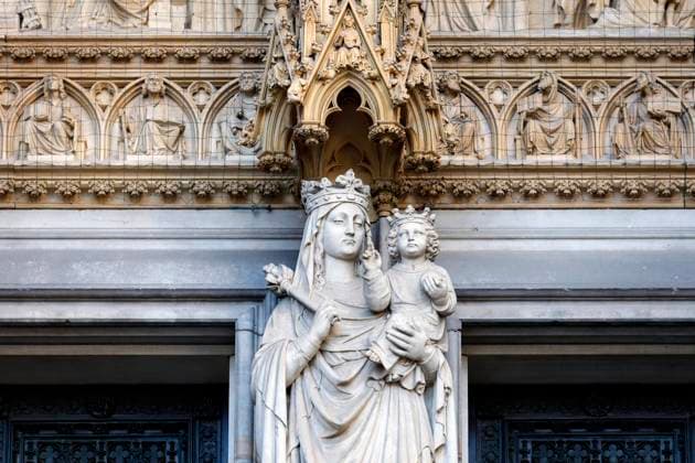 Der Kölner Dom zeigt Kalkstein-Figuren der Heiligen Maria mit Jesuskind am Mittelpfeiler des Hauptportals. (Themenbild, Symbolbild) Köln, 23.05.2021 *** The Cologne Cathedral shows limestone figures of the Holy Mary with the Child Jesus at the central pillar of the main portal Theme image, symbolic image Cologne, 23 05 2021 Foto:xC.xHardtx xFuturexImage