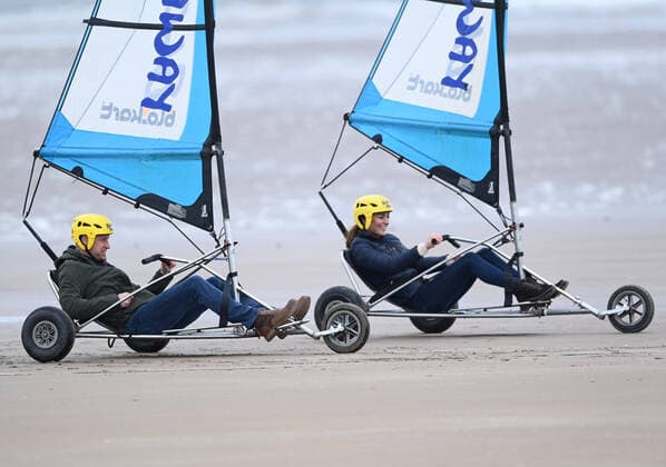 Bilder des Jahres 2021, Entertainment 05 Mai Entertainment Bilder des Tages Prince William, Duke of Cambridge and Catherine, Duchess of Cambridge take part in land yachting on the beach at St Andrews, Scotland Featuring: Prince William, Duke of Cambridge, Catherine, Duchess of Cambridge Where: St Andrews, Scotland, United Kingdom When: 26 May 2021 Credit: Cover Images Copyright: xx 41458547 EDITORIAL USE ONLY. NOT FOR USE BY NEWSPAPERS BASED IN THE UK.