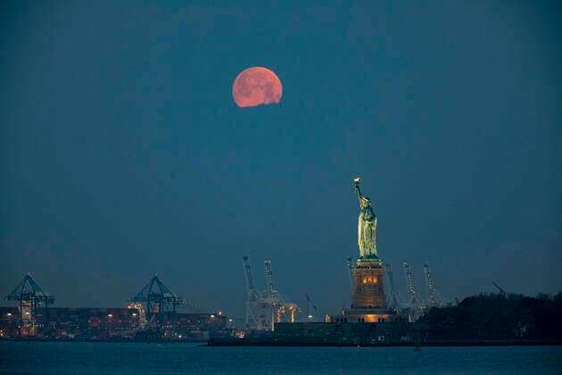 Bilder des Jahres 2021, News 05 Mai News Themen der Woche KW21 News Bilder des Tages (210526) -- NEW YORK, May 26, 2021 -- A moon is seen above the Statue of Liberty in New York, the United States, May 26, 2021. A supermoon could be observed in parts of the United States on Wednesday. ) U.S.-NEW YORK-MOON WangxYing 