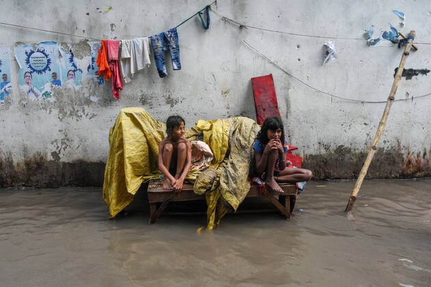 Bilder des Jahres 2021, News 05 Mai News Themen der Woche KW21 News Bilder des Tages Aftermath Of Cyclone Yaas In Kolkata Two little girl tries to escape flood water , which is caused due to effects of High tide and Cyclone Yaas , in Kolkata , India , on 26 May 2021 . Kolkata India chatterjee-notitle210526_np1VQ  Copyright: xDebarchanxChatterjeex