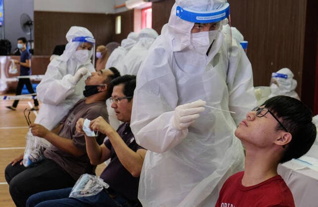 May 26, 2021, Sungai Buloh, Malaysia: Health workers wearing a personal protective equipment suits (PPE) are seen taking nasal swab samples from people during the COVID19 testing at a test center in Sungai Buloh..Malaysia has recorded the highest daily cases of Covid-19, yesterday with a record of 7,289 cases. Selangor government continues to conduct mass COVID19 screening tests over the state to battle the coronavirus pandemic. Sungai Buloh Malaysia - ZUMAs197 20210526_zaa_s197_006 Copyright: xFarisxHadziqx