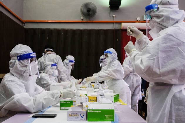 May 26, 2021, Sungai Buloh, Malaysia: Medical workers seen during the Covid-19 nasal swab test at Sungai Buloh outskirt Kuala Lumpur...Malaysia has recorded the most highest daily cases of Covid-19 yesterday with 7,289 cases. Selangor government had conducted mass Coronavirus screening test over the state to continue battle the pandemic..Malaysia has recorded the highest daily cases of Covid-19, yesterday with a record of 7,289 cases. Selangor government continues to conduct mass COVID19 screening tests over the state to battle the coronavirus pandemic. Sungai Buloh Malaysia - ZUMAs197 20210526_zaa_s197_008 Copyright: xFarisxHadziqx