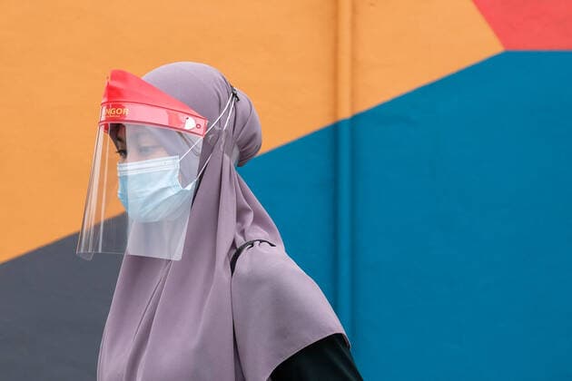News Bilder des Tages May 26, 2021, Sungai Buloh, Malaysia: A woman seen wearing a facemask and a faceshield as she goes to take the COVID19 screening at a test center in Sungai Buloh..Malaysia has recorded the highest daily cases of Covid-19, yesterday with a record of 7,289 cases. Selangor government continues to conduct mass COVID19 screening tests over the state to battle the coronavirus pandemic. Sungai Buloh Malaysia - ZUMAs197 20210526_zaa_s197_020 Copyright: xFarisxHadziqx